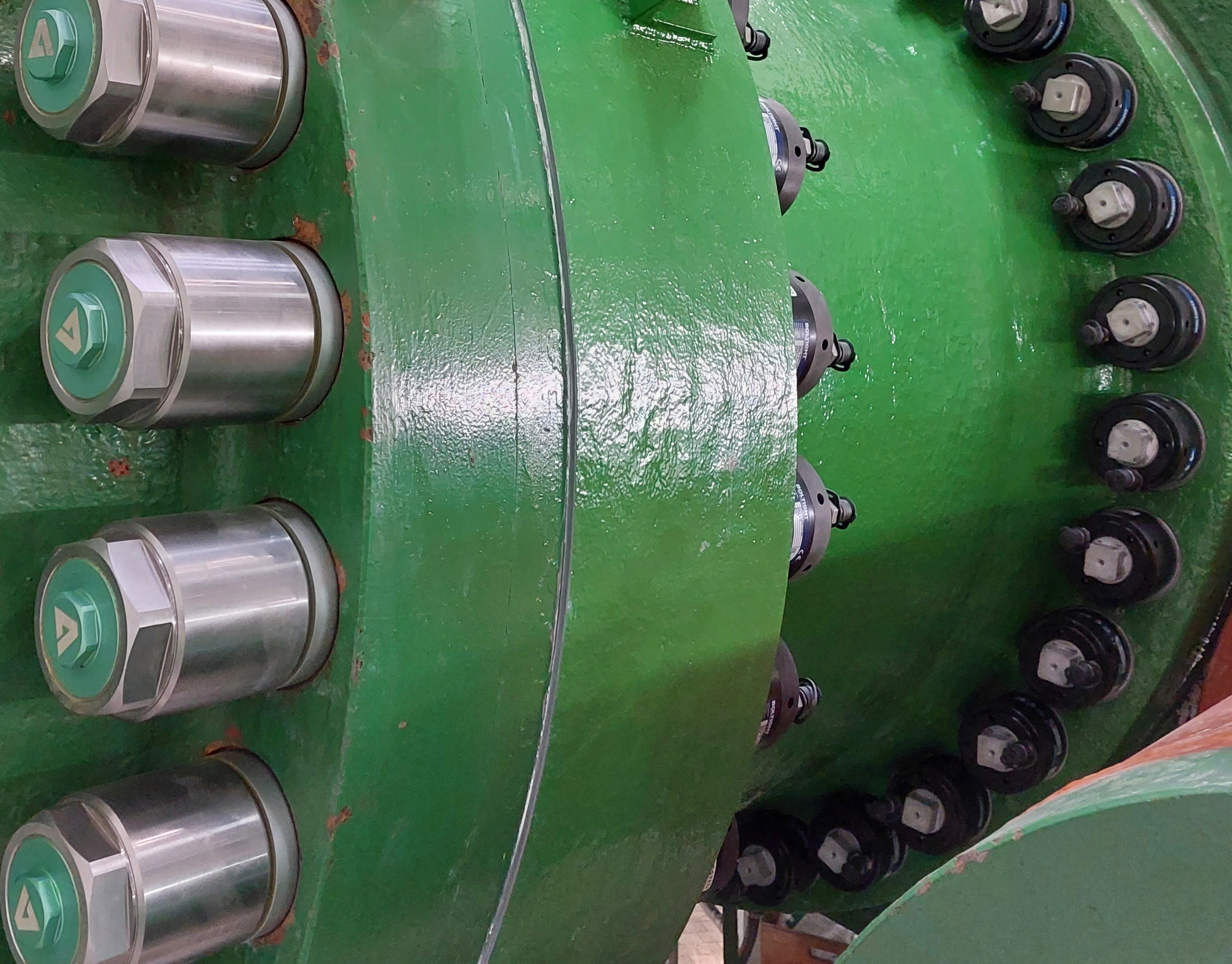 Neue Verschraubung Turbineneintritt mit hydraulischen Muttern Maschinenrevision Pradella - IBN erste Maschinengruppe
