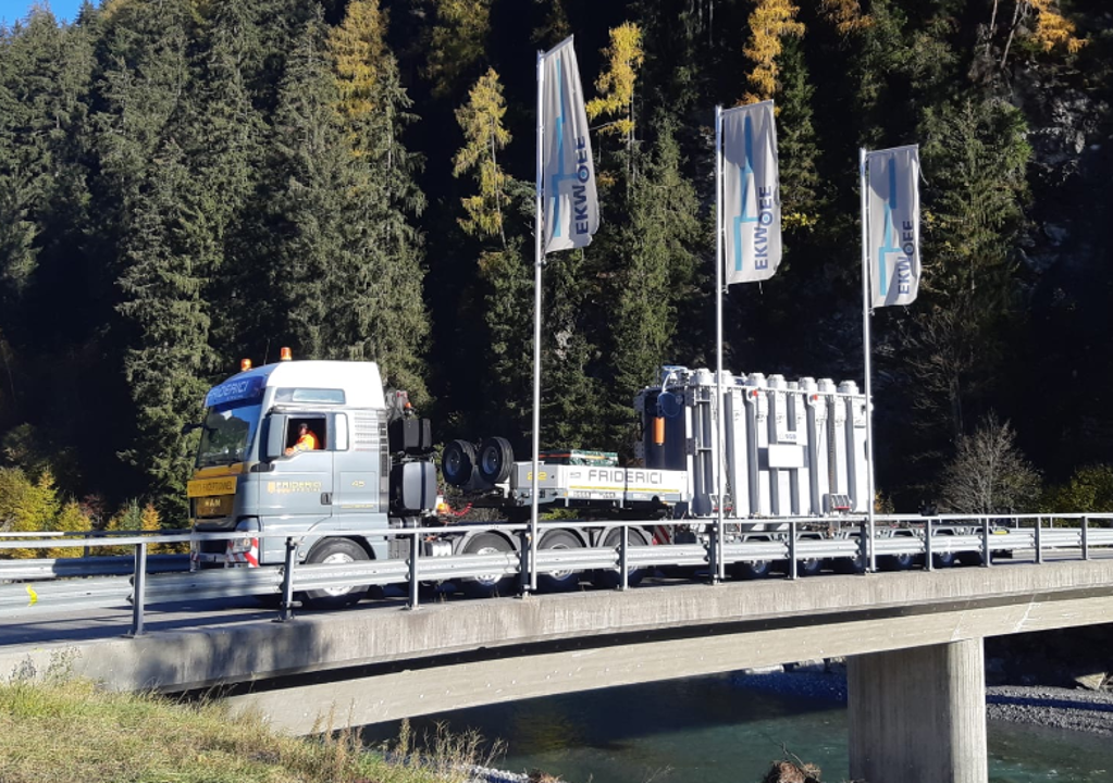 Anlieferung neuer Transformator für den Zusammenschluss der Netze Anlieferung neuer Transformator für den Zusammenschluss der Netze
