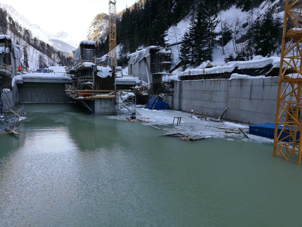 Geflutete GKI Wehrbaustelle in Ovella Geflutete GKI Wehrbaustelle in Ovella