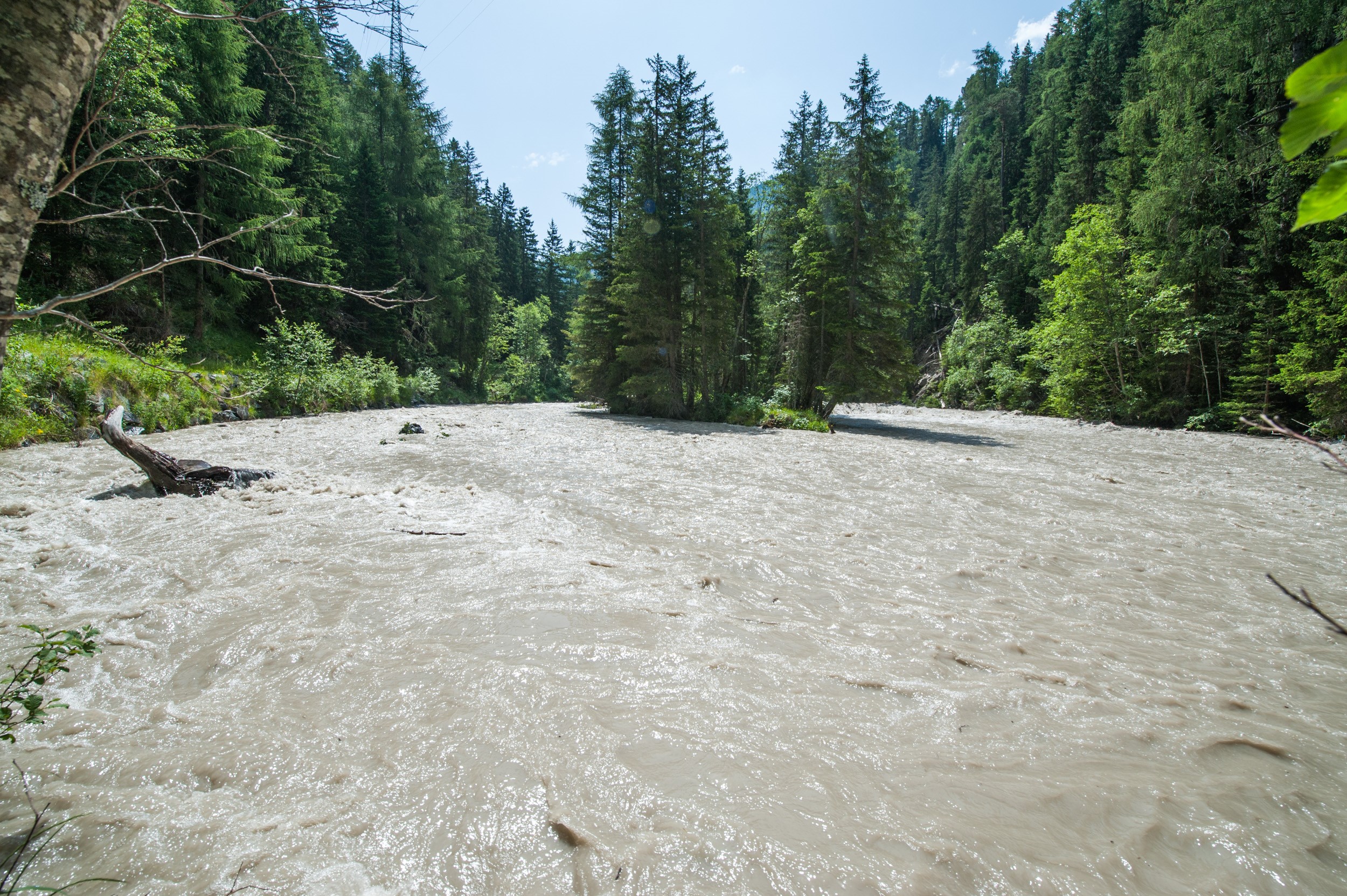 Künstlich erzeugtes, ökologisch wertvolles Hochwasser im Spöl Künstlich erzeugtes, ökologisch wertvolles Hochwasser im Spöl