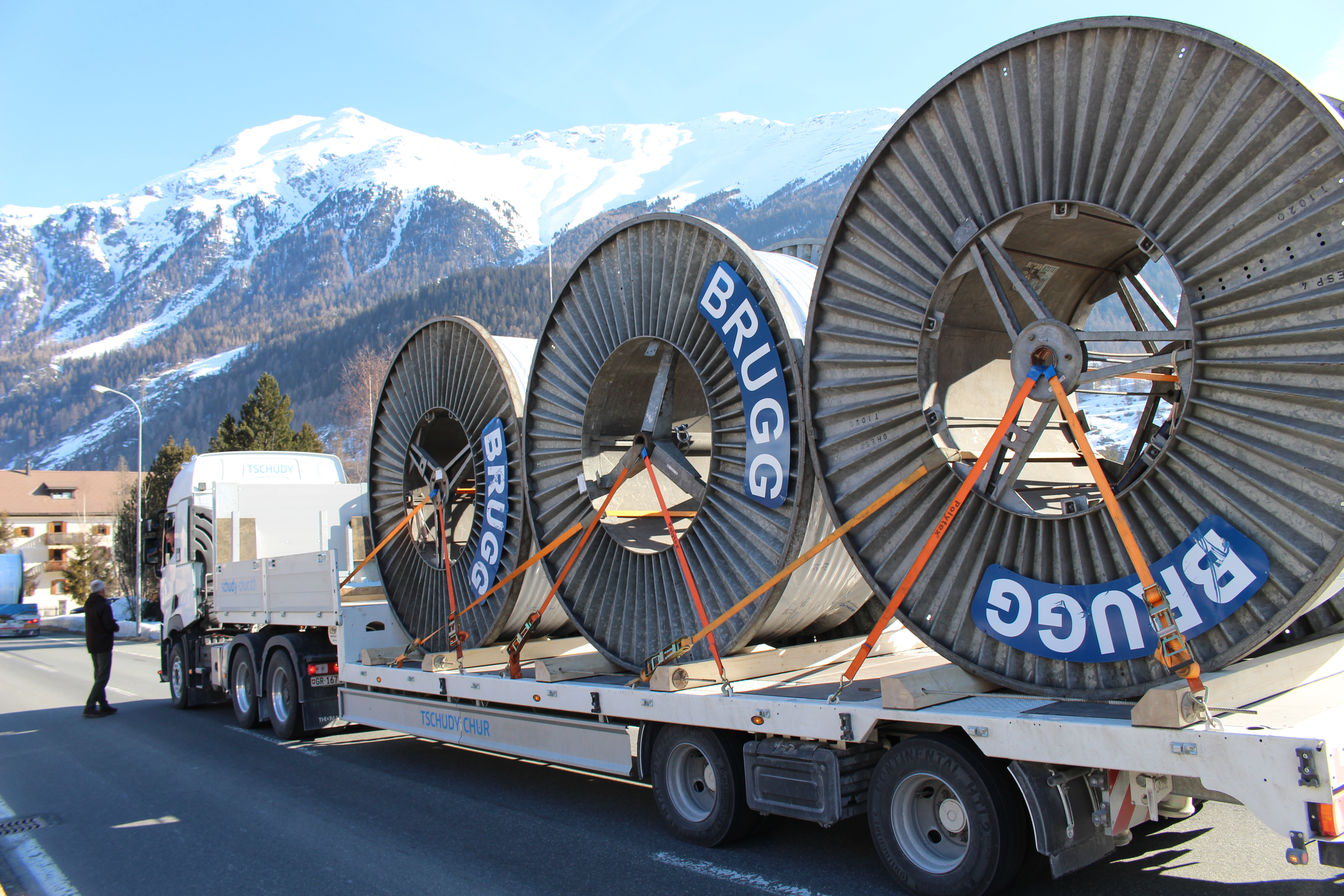 Die ersten Kabelbobinen rollen ins Engadin