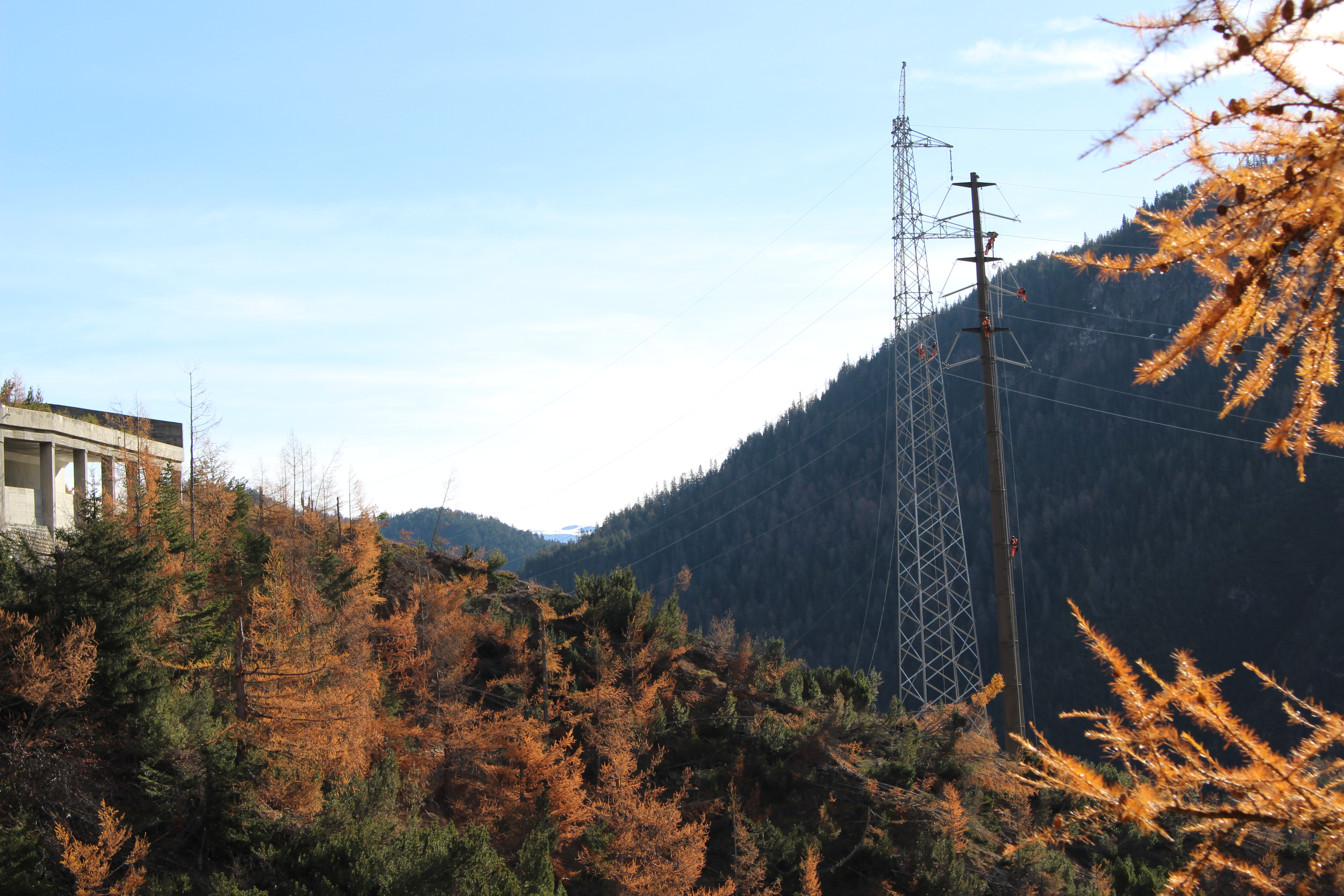 Notmast wird durch neuen Gittermast ersetzt