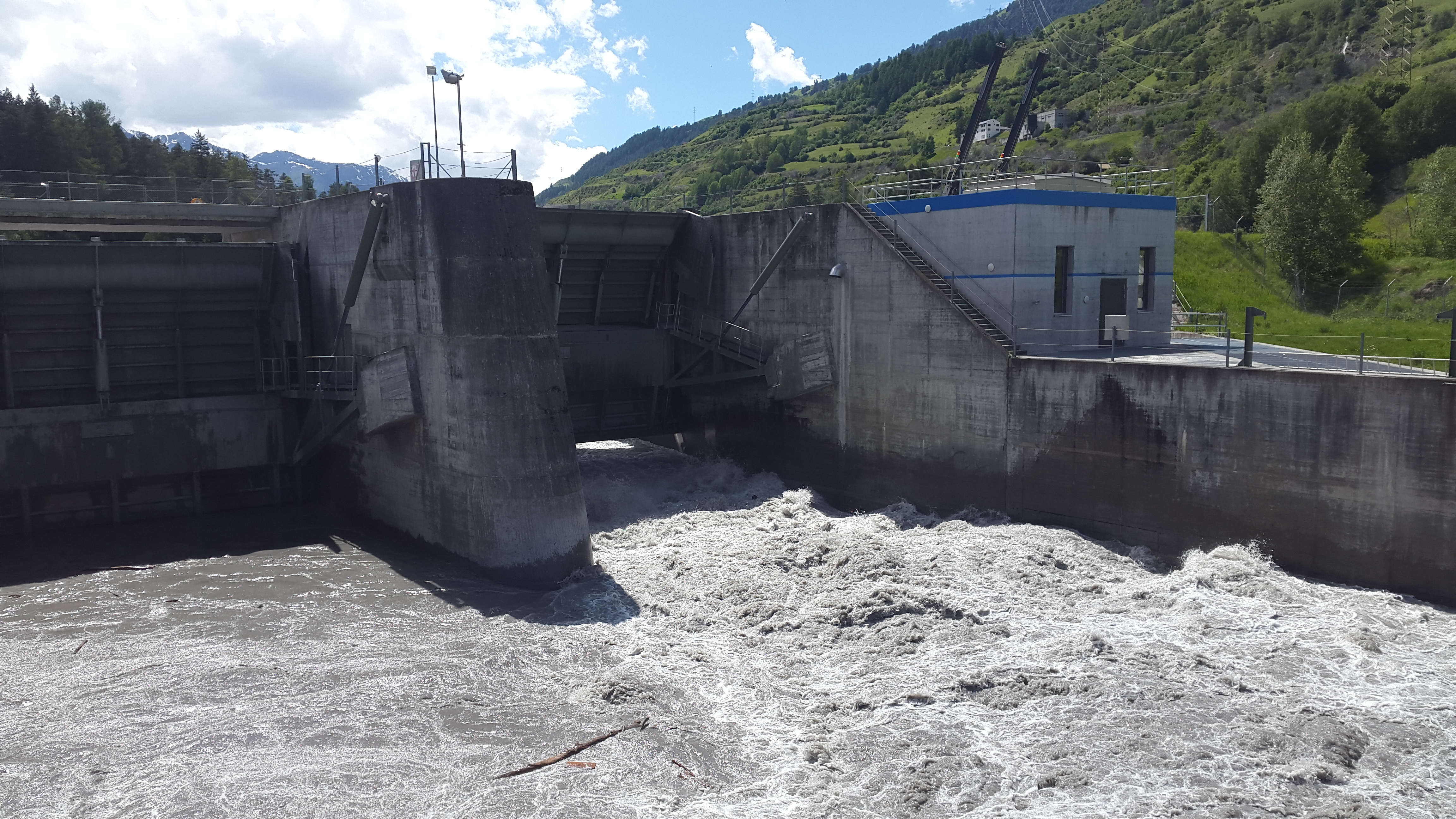 Spülung Wasserfassung Pradella bei Scuol Spülung Wasserfassung Pradella bei Scuol
