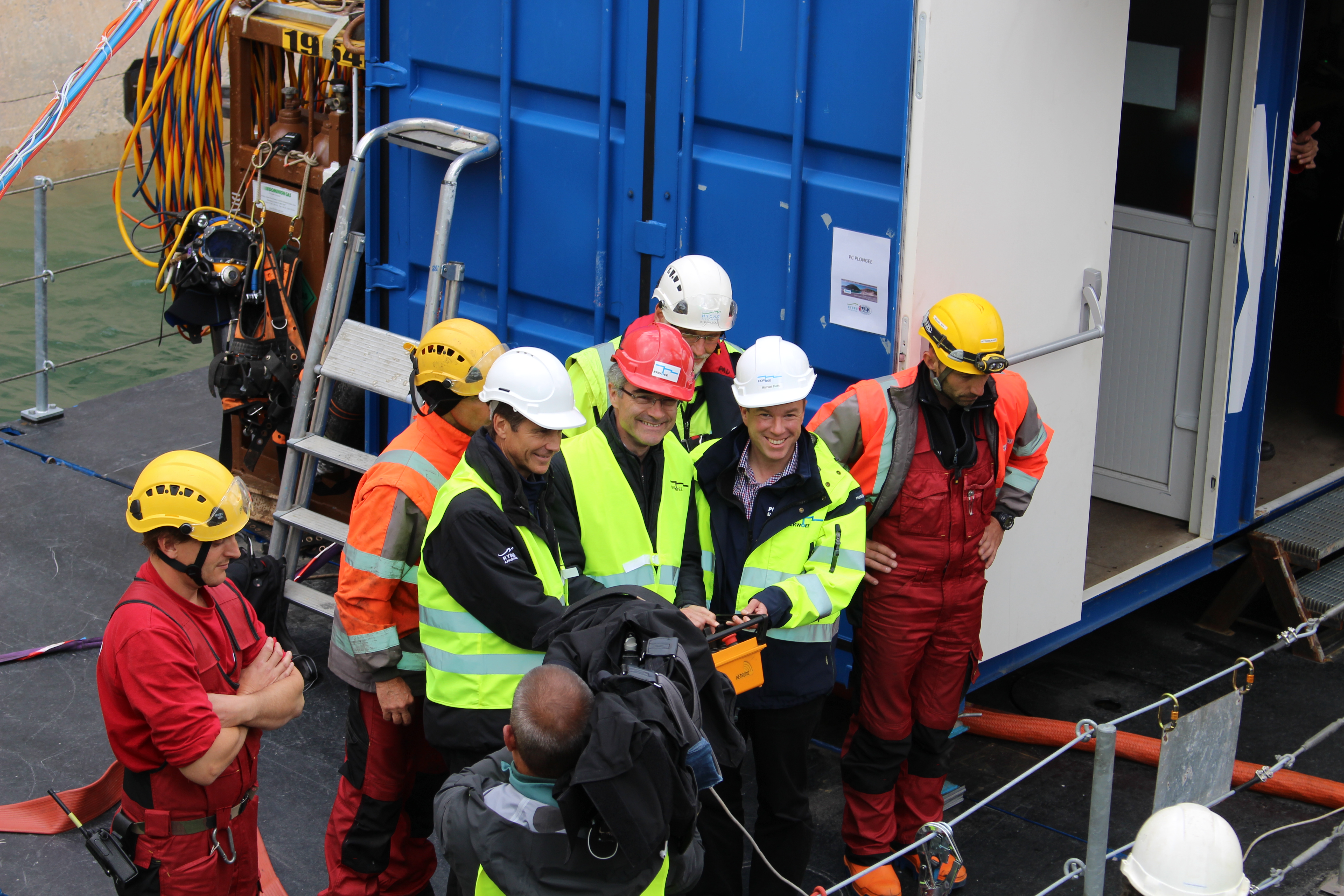 Mario Cavigelli beim Herablassen der Tauchglocke