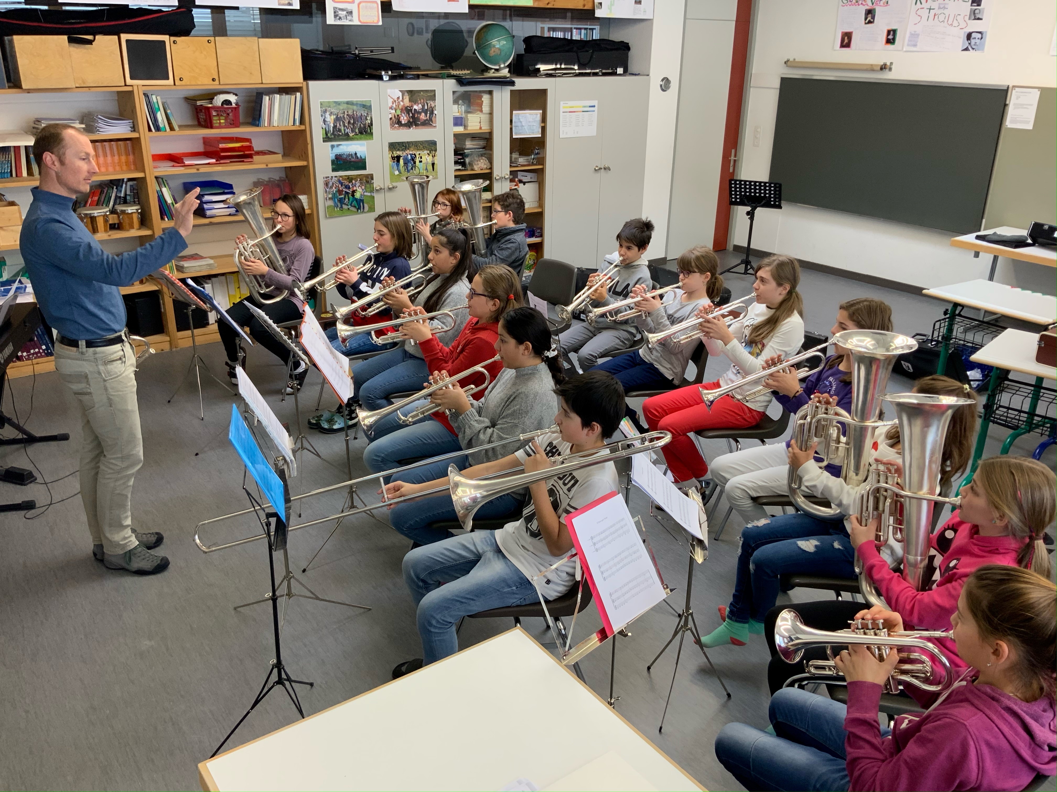 Schüler/innen bei einer Musiklektion Schüler/innen bei einer Musiklektion
