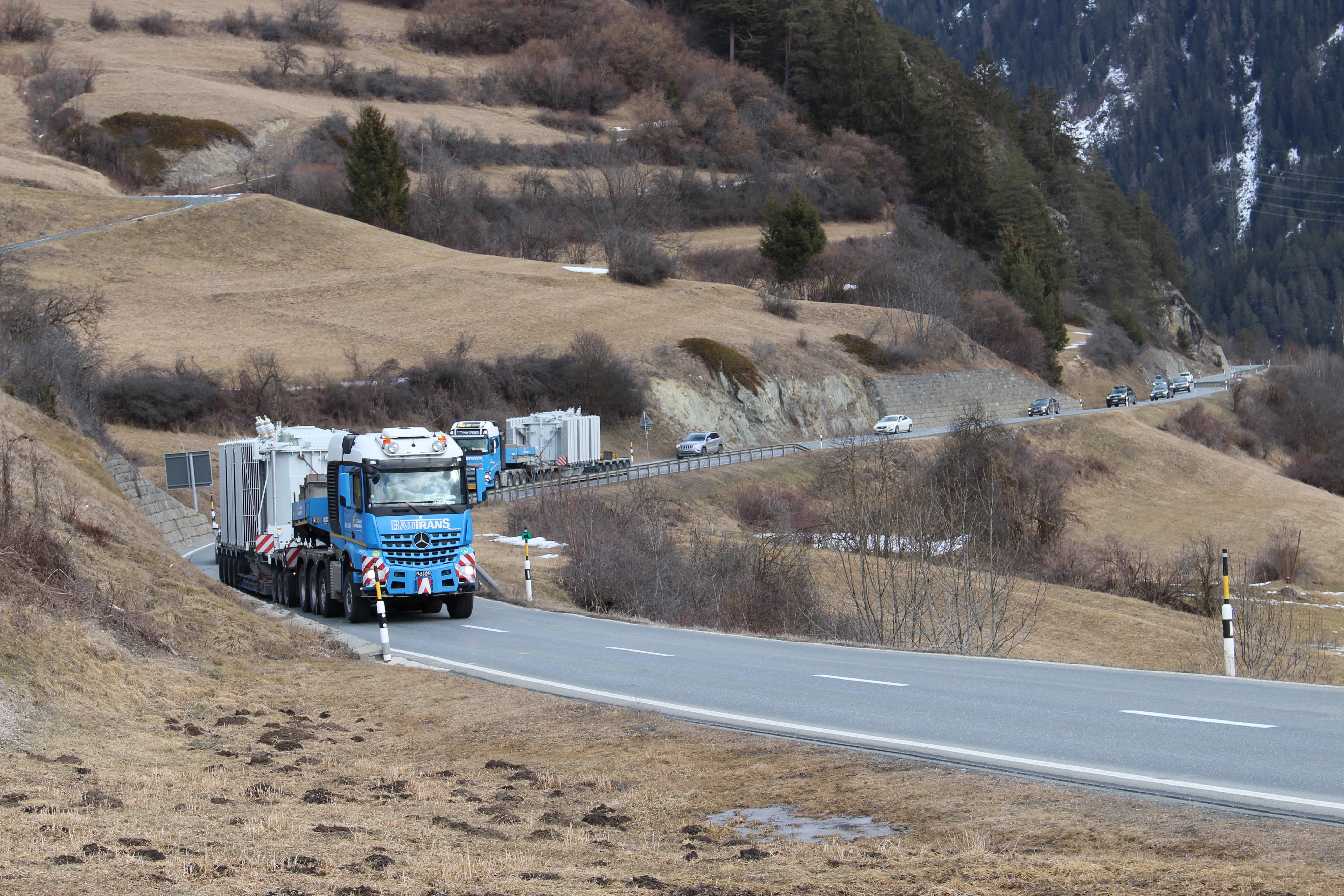 Transformatortransport auf der Kantonsstrasse Richtung Scuol