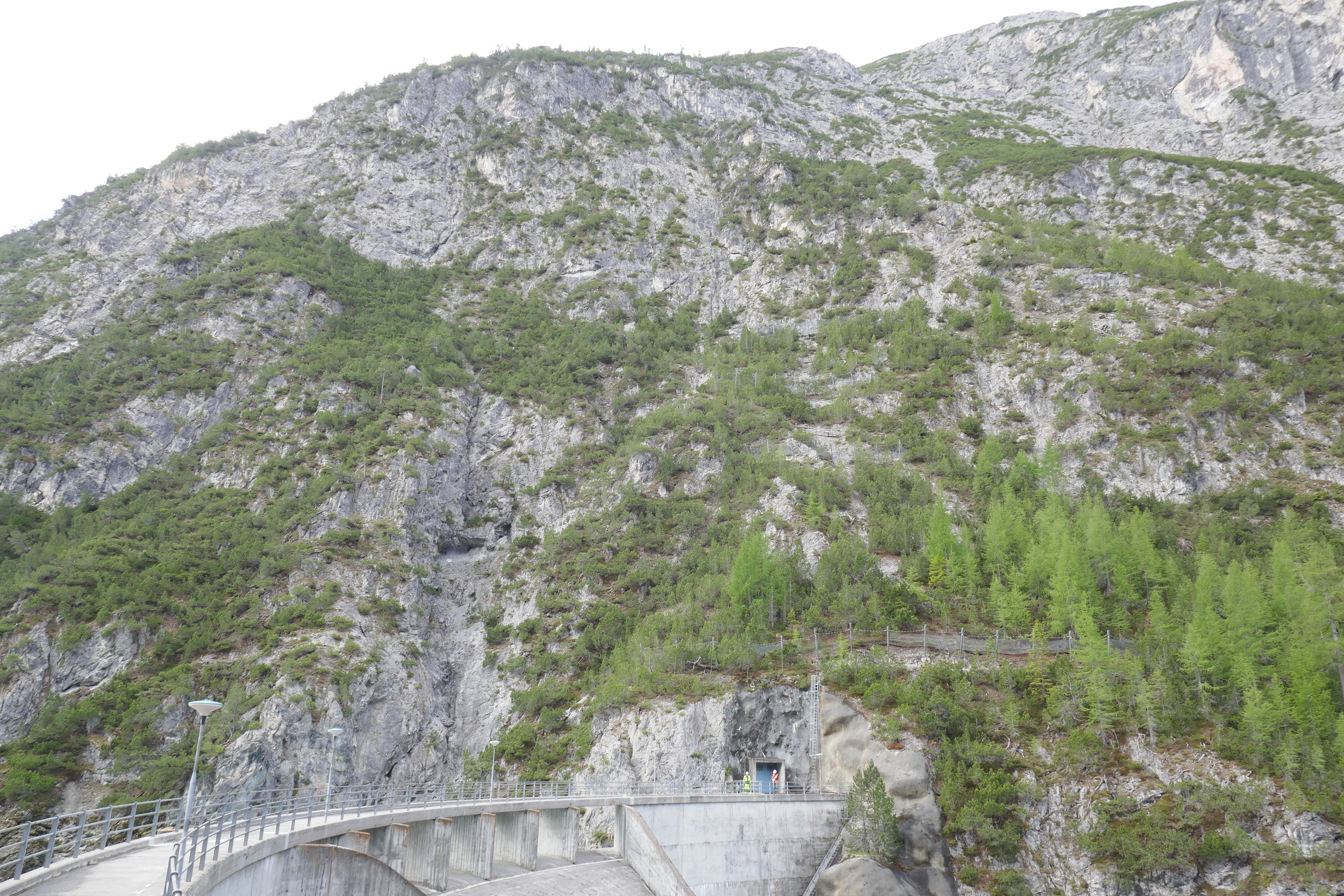 Orografisch linke Talflanke mit Steinschlagschutznetzen