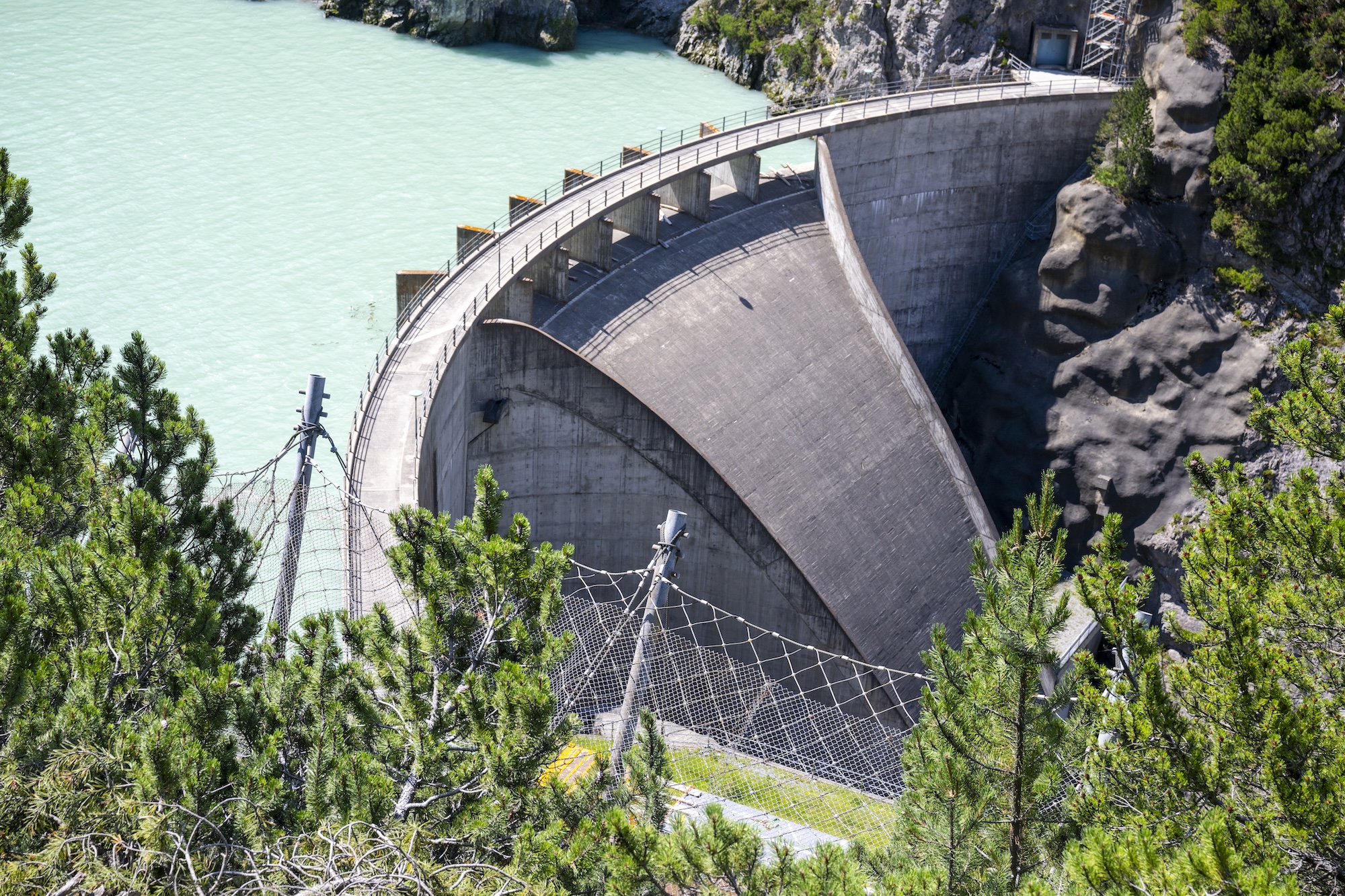 Stauanlage Ova Spin mit Steinschlagschutznetz