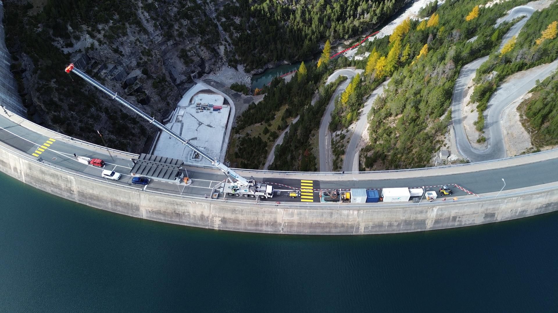 Freilegung Grundablass_Kran auf Staumauer Punt dal Gall