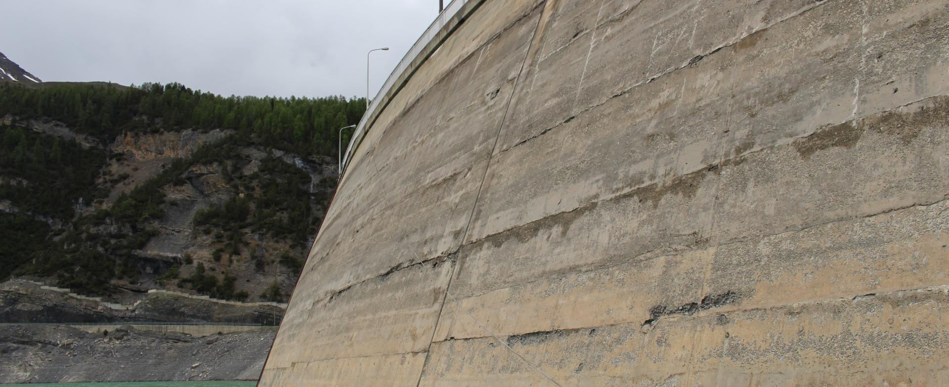 Stausee Livigno und Staumauer Punt dal Gall