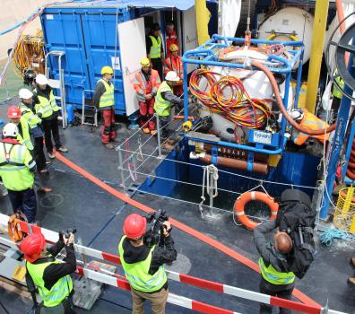 Tauchglocke mit Sättigungstaucher wird ins Wasser gelasssen