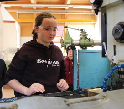 Arbeiten an der Fräsmaschine