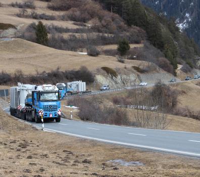 Transformatortransport auf der Kantonsstrasse Richtung Scuol