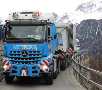 Transformatortransport schmale Einfahrt Scuol