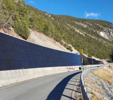 Photovoltaikanlage in Punt dal Gall nach der Montage im Herbst