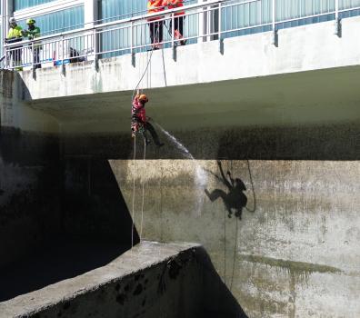 Ausgleichsbecken Pradella - Reinigung PUR-Abdichtuung Kraftwerksaussenwand