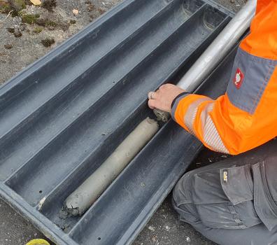Ausgleichsbecken Pradella -Entnahme Sedimentproben mithilfe Kolbenlot