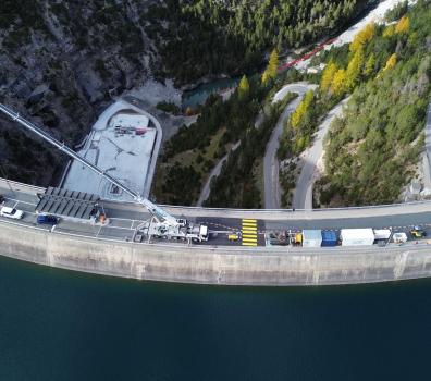 Freilegung Grundablass_Kran auf Staumauer Punt dal Gall